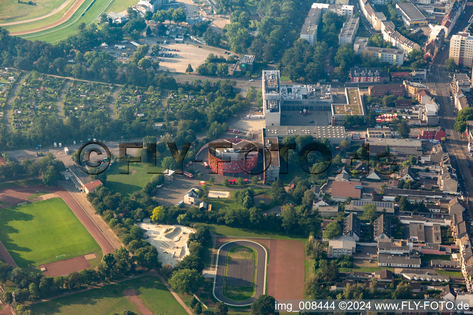 Vue aérienne de Équipement sportif de quartier Weidenpesch, centre de gestion et de formation des pompiers professionnels Köln à le quartier Weidenpesch in Köln dans le département Rhénanie du Nord-Westphalie, Allemagne