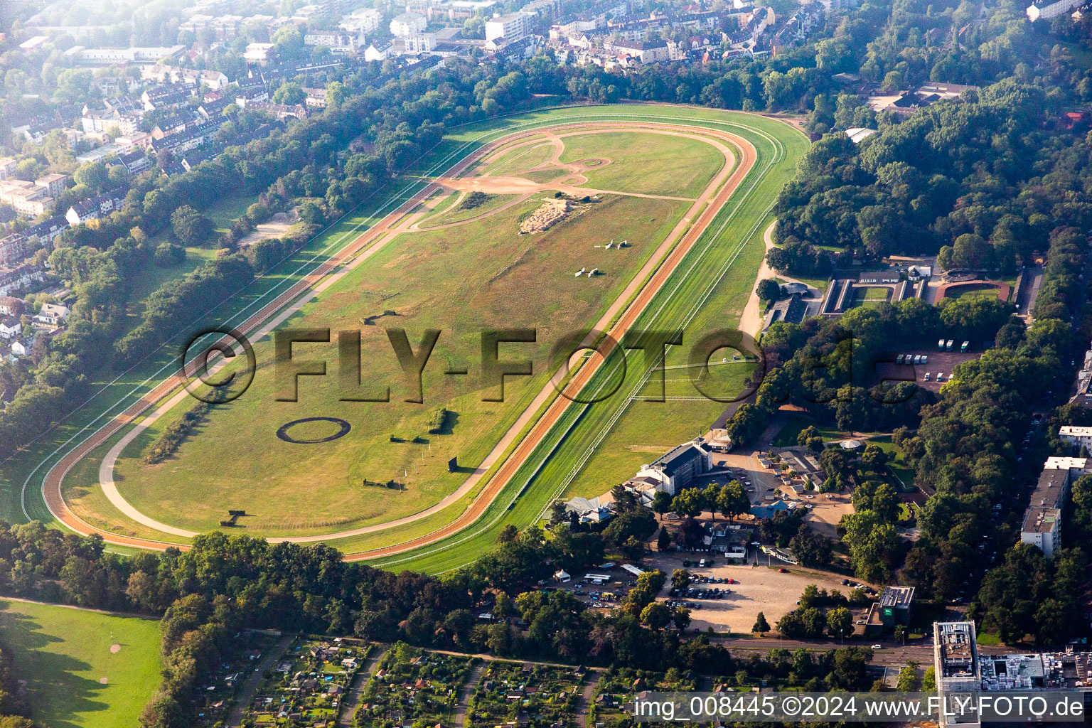 Vue aérienne de Hippodrome - piste de trot "Galopprennbahn Köln-Weidenpesch" sur la Rennbahnstrasse à le quartier Weidenpesch in Köln dans le département Rhénanie du Nord-Westphalie, Allemagne