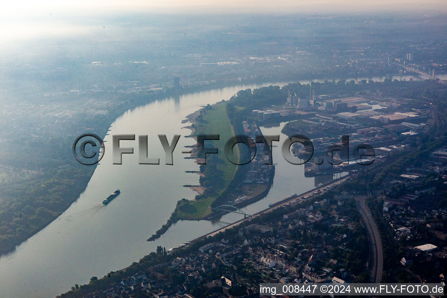 Vue aérienne de Port du Rhin Niehl et Niehler Strand à Niehl dans le département Rhénanie du Nord-Westphalie, Allemagne