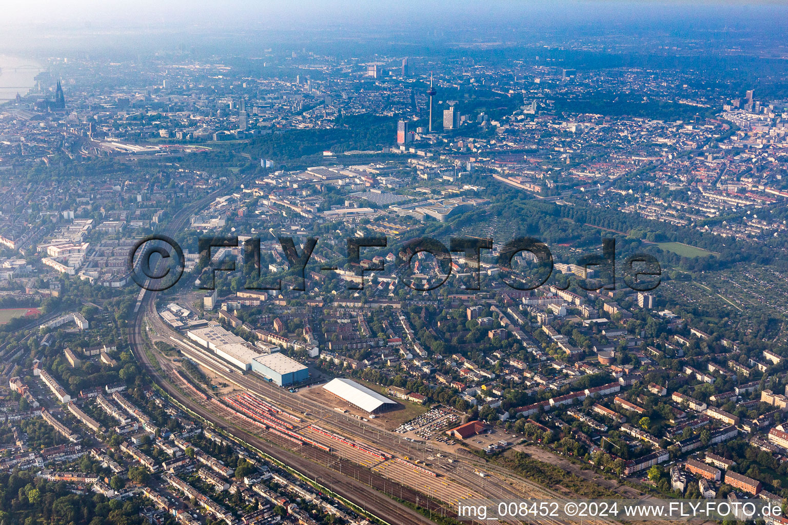 Vue aérienne de Quartier Ehrenfeld in Köln dans le département Rhénanie du Nord-Westphalie, Allemagne