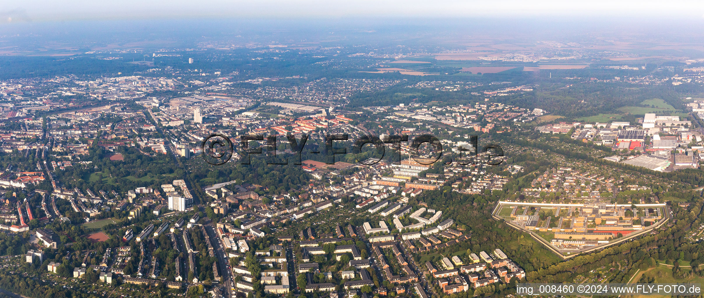 Vue aérienne de Centre-ville dans la zone urbaine Ossendorf à le quartier Ossendorf in Köln dans le département Rhénanie du Nord-Westphalie, Allemagne