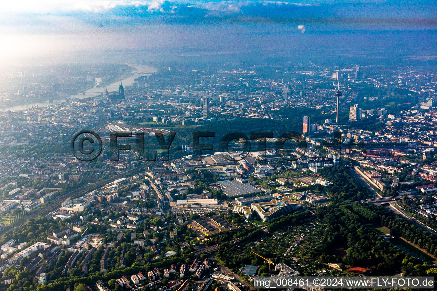 Vue aérienne de Centre-ville en centre-ville au bord du fleuve à le quartier Altstadt in Köln dans le département Rhénanie du Nord-Westphalie, Allemagne