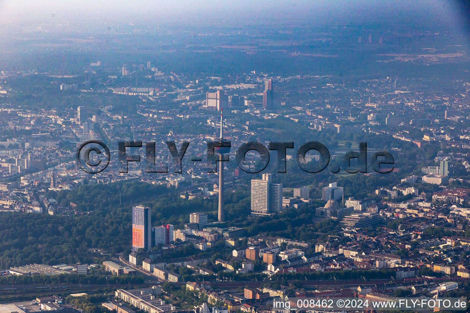 Vue aérienne de Tour de télévision Colonius à le quartier Bilderstöckchen in Köln dans le département Rhénanie du Nord-Westphalie, Allemagne