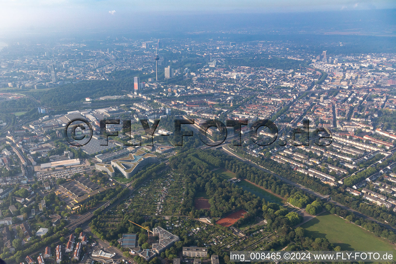 Vue aérienne de Parc Blücherpark avec bassin de régate à le quartier Bilderstöckchen in Köln dans le département Rhénanie du Nord-Westphalie, Allemagne