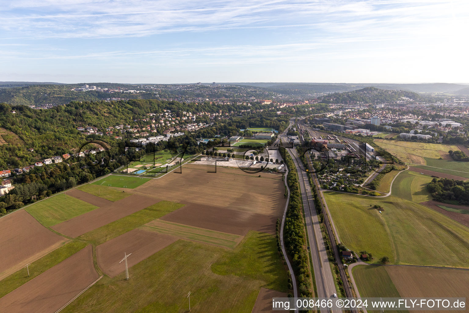 Vue aérienne de Fête foraine, piscine extérieure à le quartier Weststadt in Tübingen dans le département Bade-Wurtemberg, Allemagne