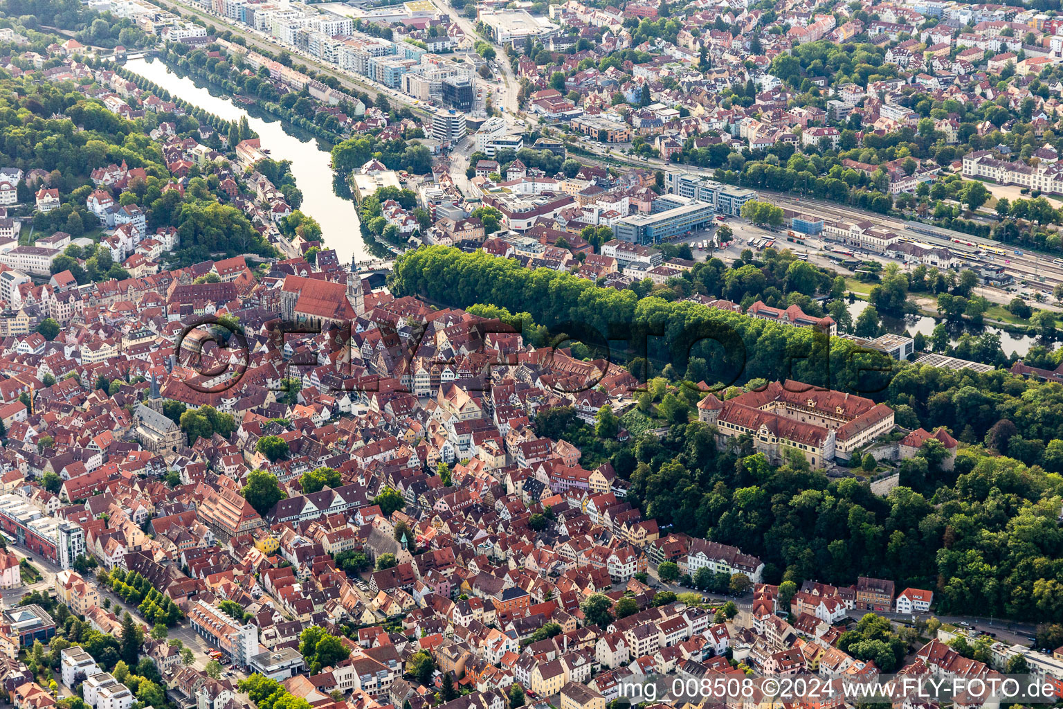 Vue aérienne de Vieille ville sous le château à le quartier Zentrum in Tübingen dans le département Bade-Wurtemberg, Allemagne