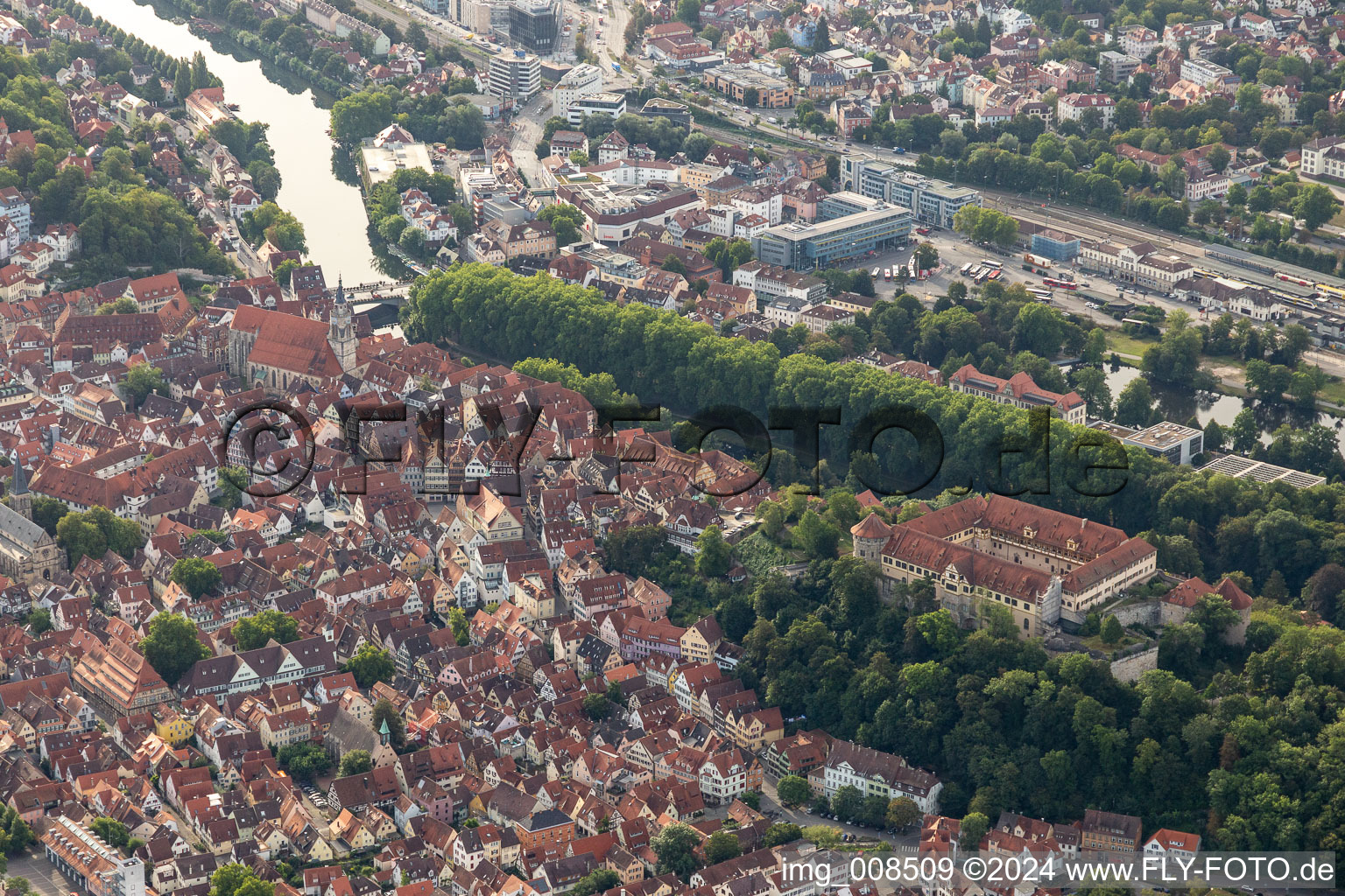 Vue aérienne de Complexe du château de Hohen Tübingen avec le musée des cultures anciennes à Tübingen dans le département Bade-Wurtemberg, Allemagne