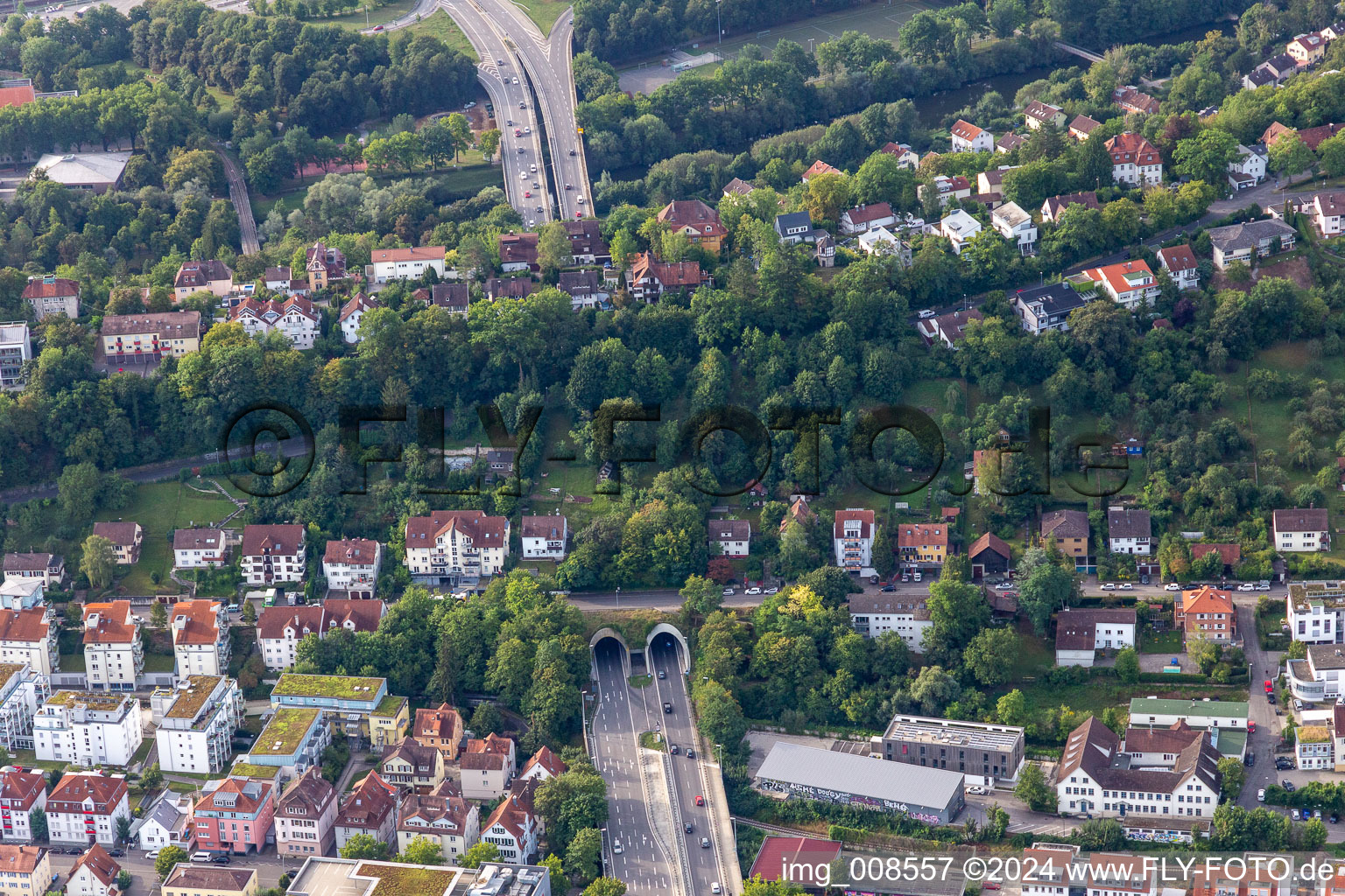 Vue aérienne de Entrée et sortie de la structure du tunnel à travers le Schloßberg à Tübingen dans le département Bade-Wurtemberg, Allemagne