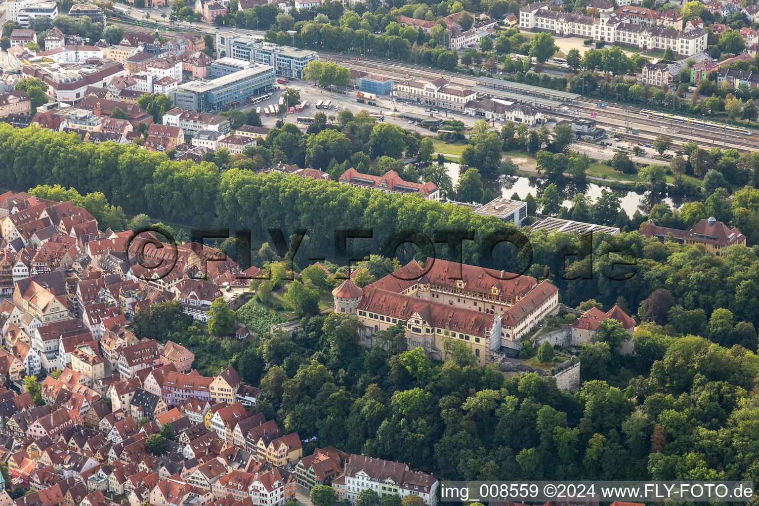 Vue aérienne de Complexe du château de Hohen Tübingen avec le musée des cultures anciennes à Tübingen dans le département Bade-Wurtemberg, Allemagne