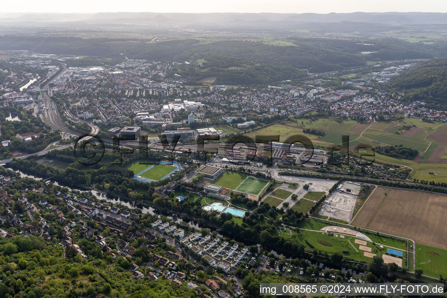 Vue aérienne de Champ de foire, piscine extérieure, camping, aréna Paul Horn à le quartier Weststadt in Tübingen dans le département Bade-Wurtemberg, Allemagne