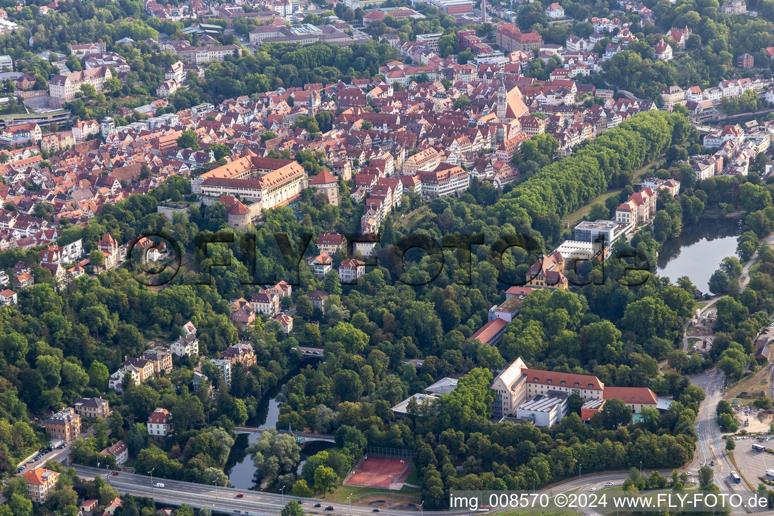 Vue aérienne de Schloßberg, château de Hohentübingen, vieille ville à le quartier Weststadt in Tübingen dans le département Bade-Wurtemberg, Allemagne