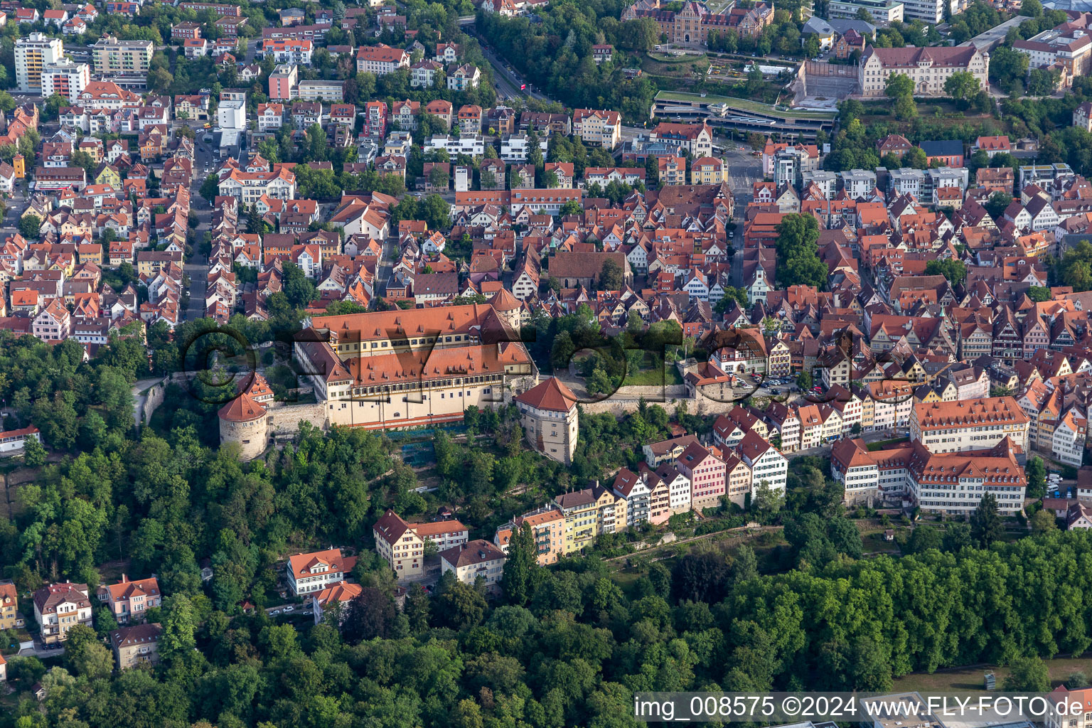 Photographie aérienne de Complexe du château de Hohen Tübingen avec le musée des cultures anciennes à Tübingen dans le département Bade-Wurtemberg, Allemagne