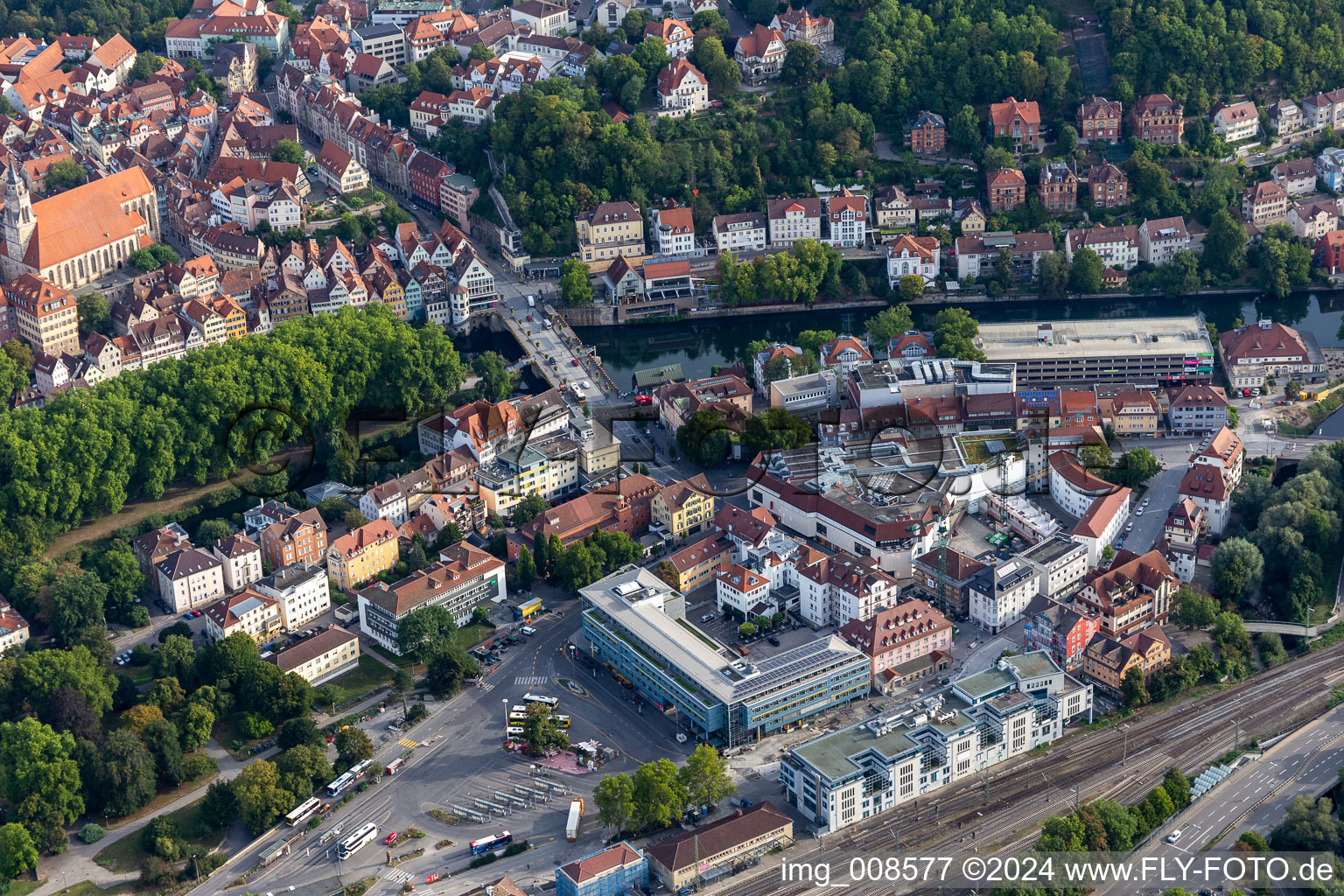 Vue aérienne de Façade du Neckar, Eberhardsbrücke à le quartier Zentrum in Tübingen dans le département Bade-Wurtemberg, Allemagne