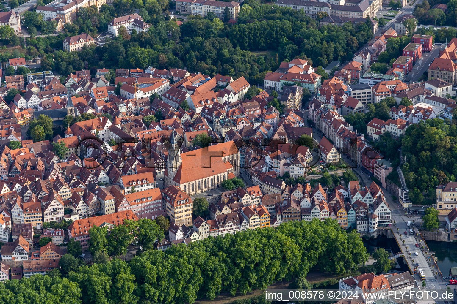 Vue aérienne de Bâtiment religieux "Collégiale Saint-Georges à Tübingen dans le département Bade-Wurtemberg, Allemagne