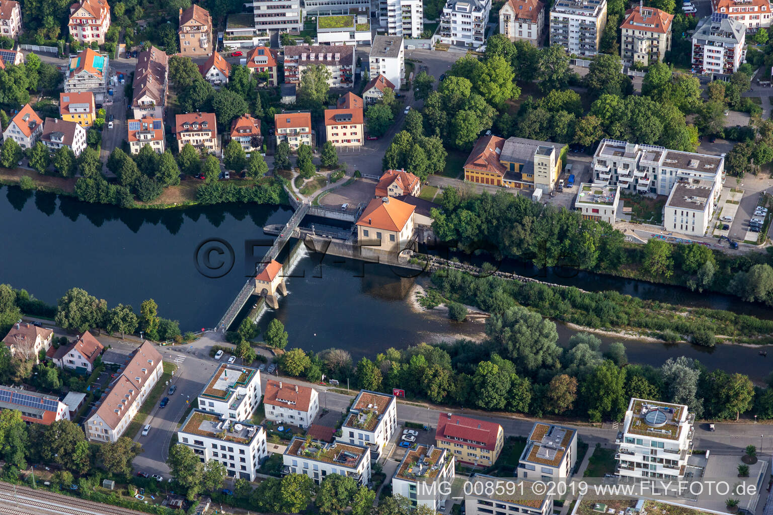 Vue aérienne de Brückenstraße à l'écluse du Neckar à Tübingen dans le département Bade-Wurtemberg, Allemagne