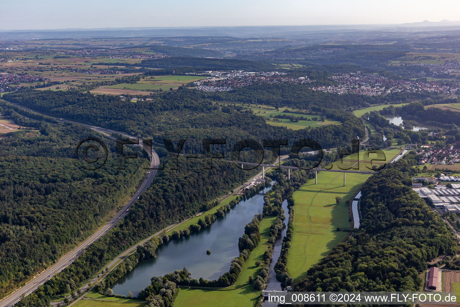 Vue aérienne de Rivière - ouvrage de pont pour traverser le viaduc du Neckartal au-dessus de l'étang de la carrière à Kirchentellinsfurt dans le département Bade-Wurtemberg, Allemagne