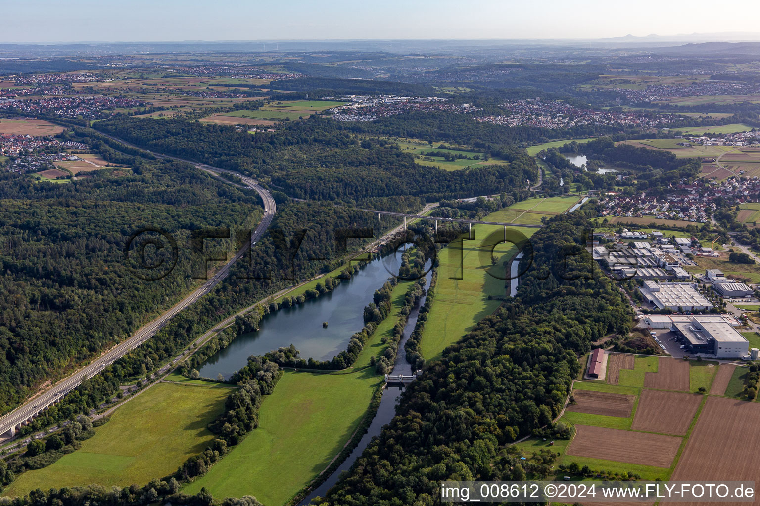 Vue aérienne de Viaduc du Neckartal au-dessus de l'étang de la carrière à Kirchentellinsfurt dans le département Bade-Wurtemberg, Allemagne