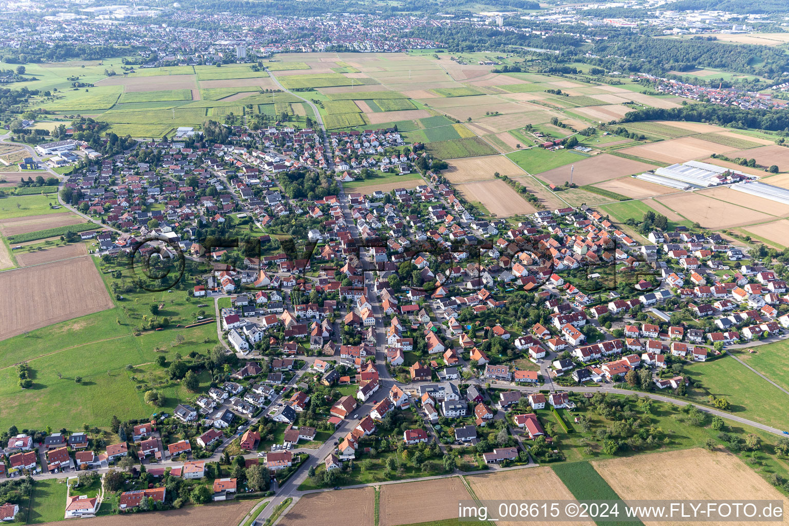 Vue aérienne de Vue de la commune en bordure des champs et zones agricoles en Degerschlacht à le quartier Degerschlacht in Reutlingen dans le département Bade-Wurtemberg, Allemagne