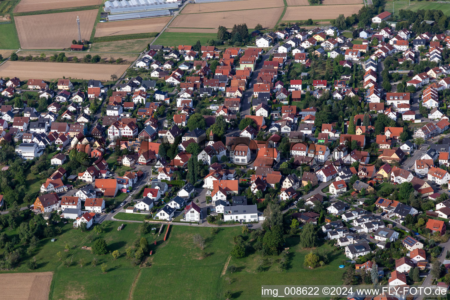 Vue aérienne de L'église Saint-Pierre à le quartier Degerschlacht in Reutlingen dans le département Bade-Wurtemberg, Allemagne