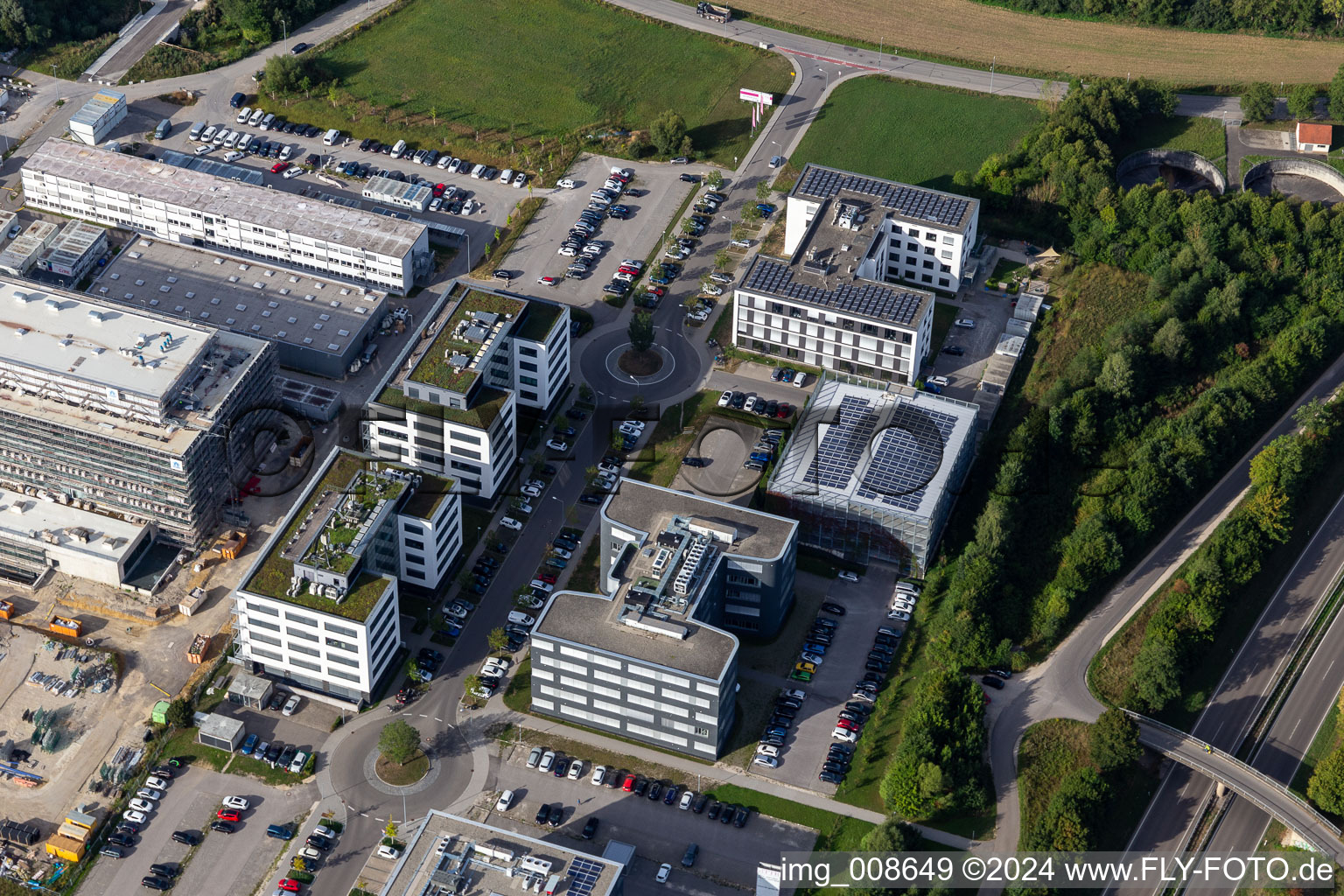 Vue aérienne de Bosch eBike Systems, locaux de l'entreprise Bosch Sensortec avec halls, bâtiments d'entreprise et installations de production à le quartier Jettenburg in Kusterdingen dans le département Bade-Wurtemberg, Allemagne