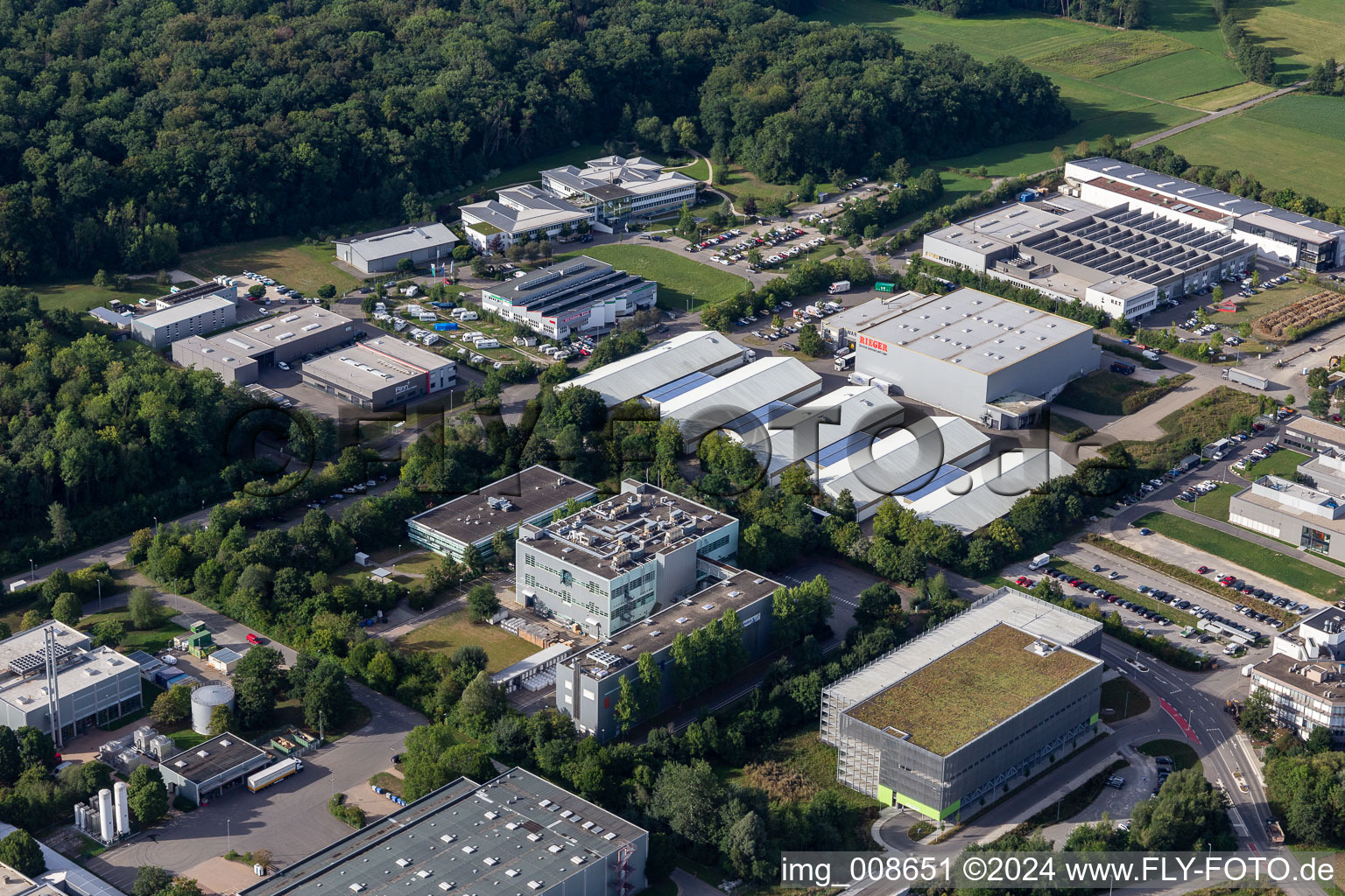 Vue aérienne de Zone industrielle et commerciale avec Akzo Nobel Powder Coatings GmbH, RET GmbH et Möbel Rieger Lager Reutlingen à Reutlingen dans le département Bade-Wurtemberg, Allemagne