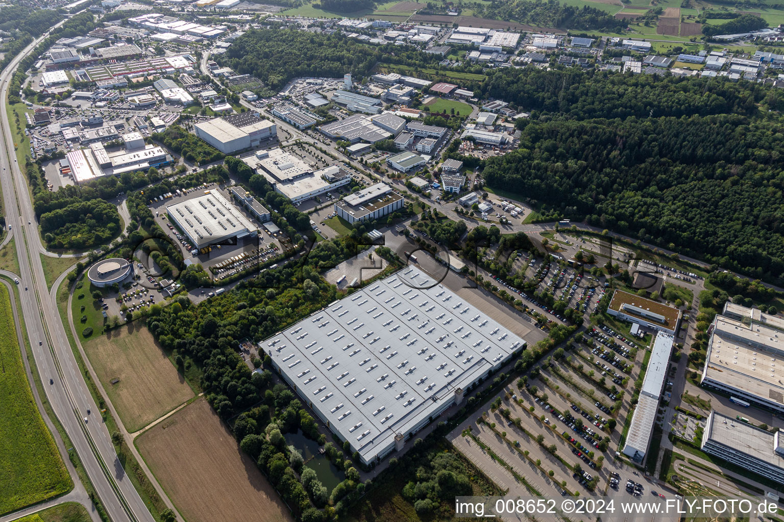 Vue aérienne de Complexe immobilier et terrain du centre logistique Daimler AG LogistikCenter à le quartier Jettenburg in Kusterdingen dans le département Bade-Wurtemberg, Allemagne