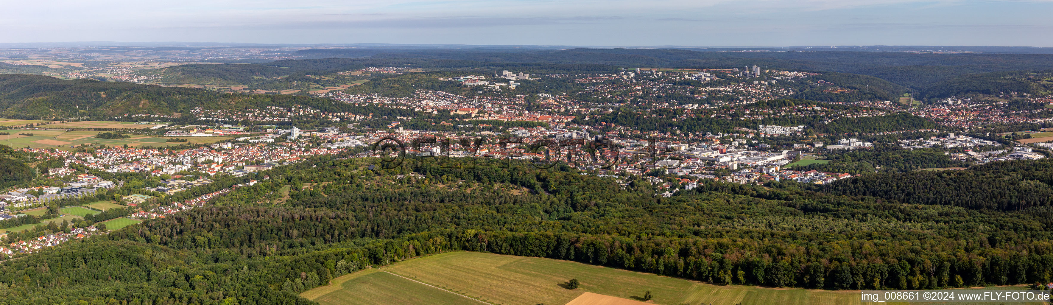 Vue aérienne de Zone urbaine en perspective panoramique avec périphérie et centre-ville à Tübingen dans le département Bade-Wurtemberg, Allemagne