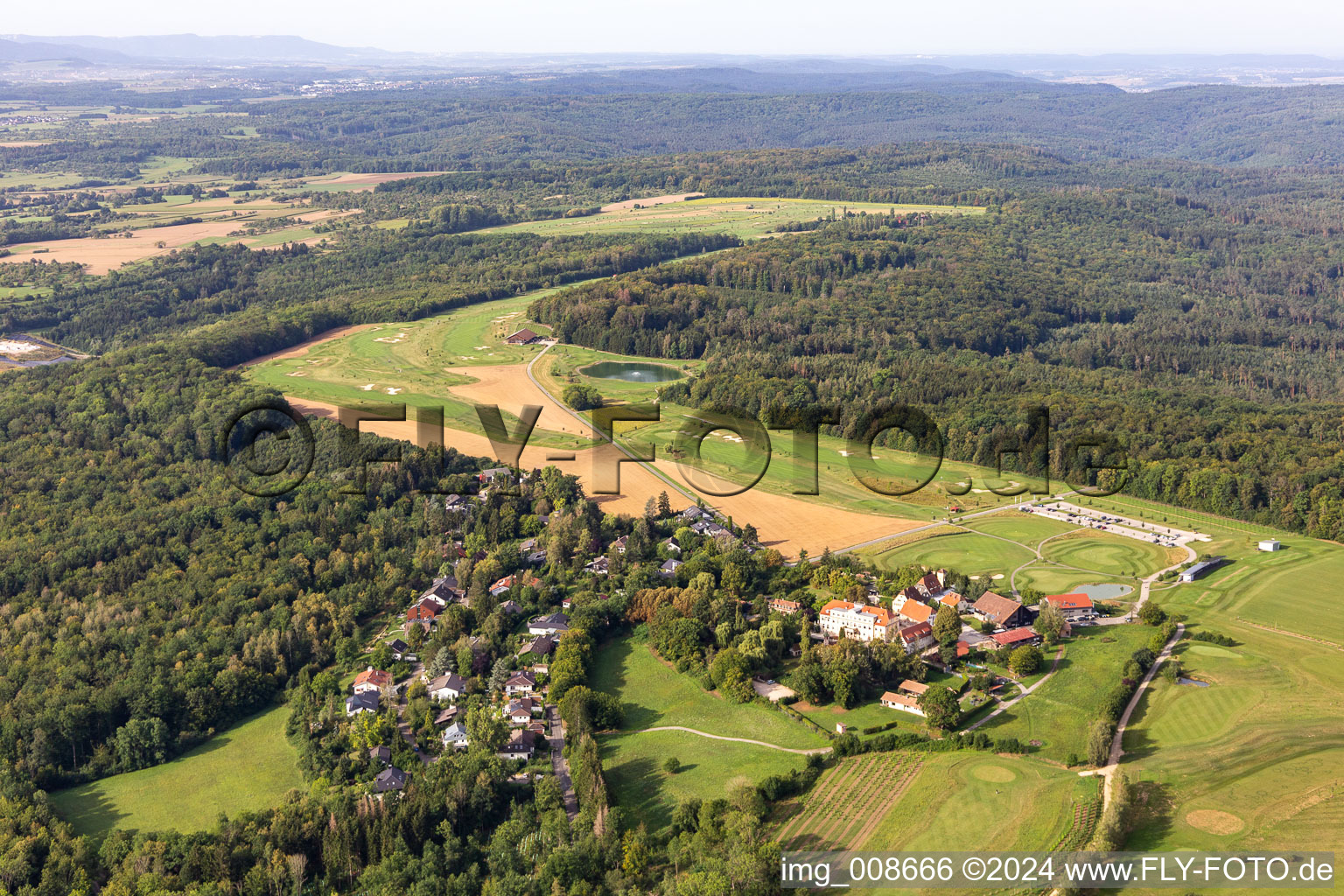 Vue aérienne de Superficie du terrain de golf Golfclub Schloss Kressbach à Kressbach dans le département Bade-Wurtemberg, Allemagne