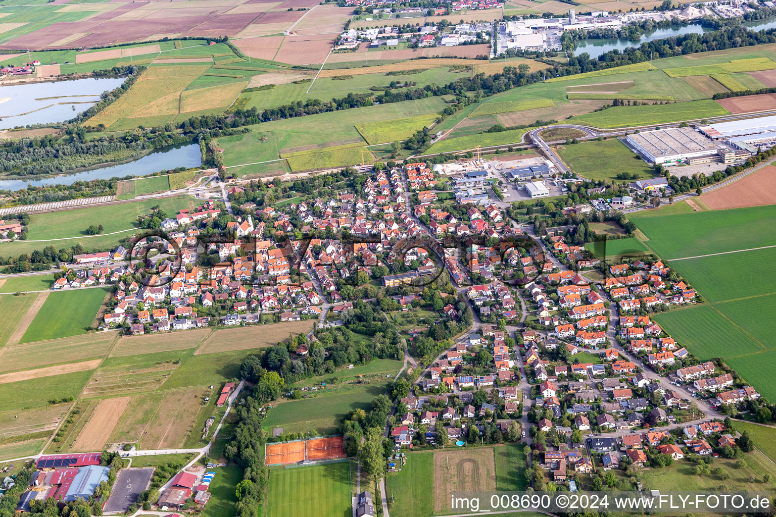 Vue aérienne de Vue sur la commune en bordure de champs agricoles et de zones agricoles à le quartier Bühl in Tübingen dans le département Bade-Wurtemberg, Allemagne