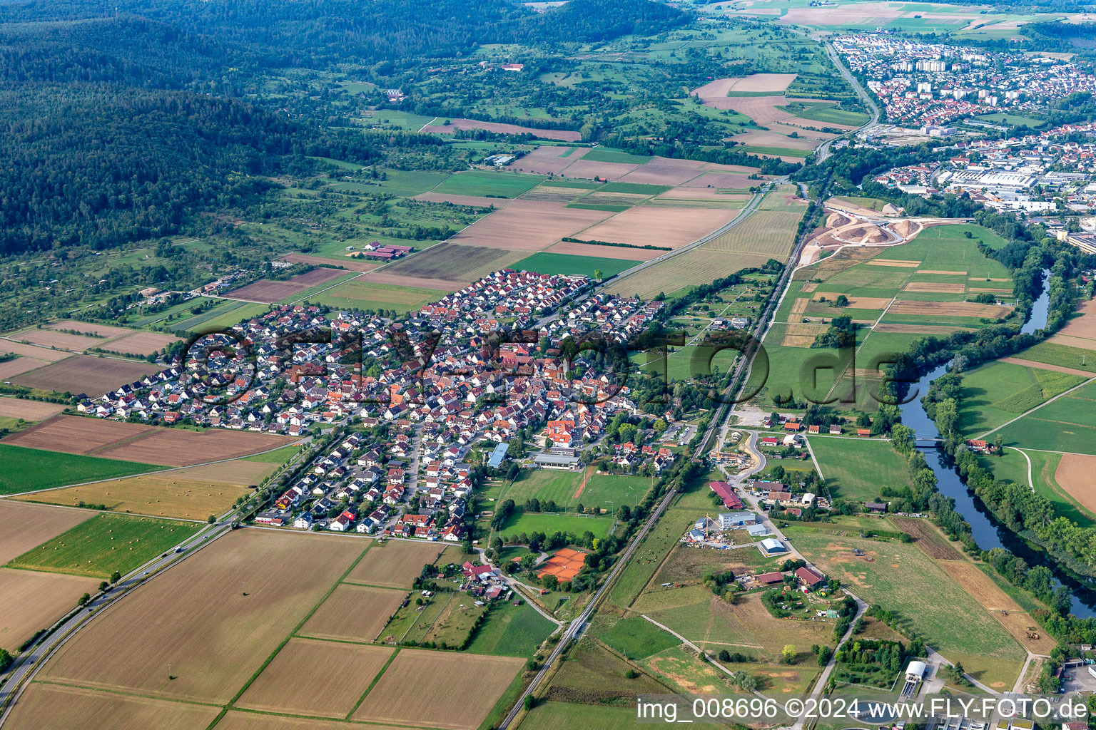 Vue aérienne de Vue de la commune en bordure des champs et zones agricoles en Kiebingen à le quartier Kiebingen in Rottenburg am Neckar dans le département Bade-Wurtemberg, Allemagne