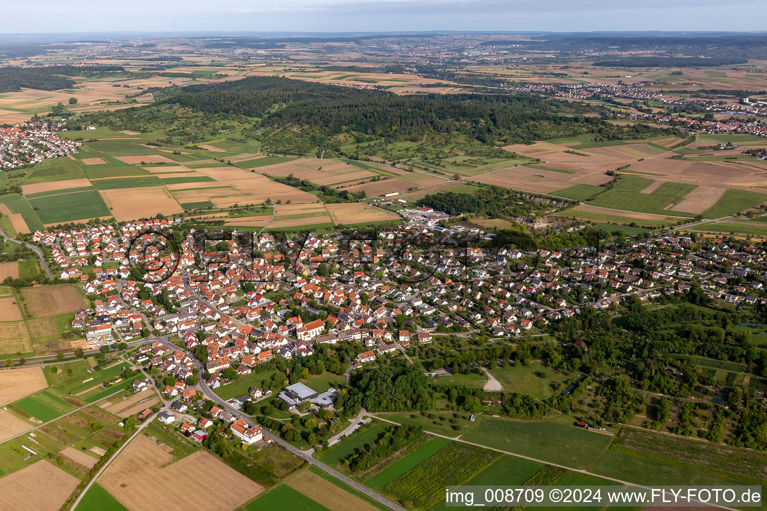 Vue aérienne de Vue de la commune en bordure des champs et zones agricoles en Hirschau à le quartier Hirschau in Tübingen dans le département Bade-Wurtemberg, Allemagne