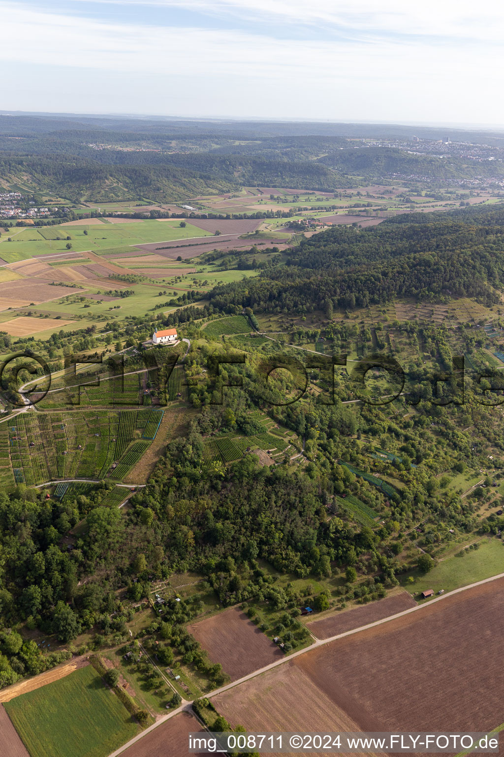 Vue aérienne de Bâtiment d'église en bordure de champs agricoles et de zones agricoles à Wurmlingen à Rottenburg am Neckar dans le département Bade-Wurtemberg, Allemagne