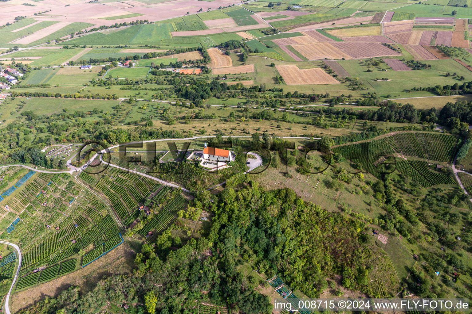 Vue aérienne de Bâtiment d'église en bordure de champs agricoles et de zones agricoles à Wurmlingen à Rottenburg am Neckar dans le département Bade-Wurtemberg, Allemagne