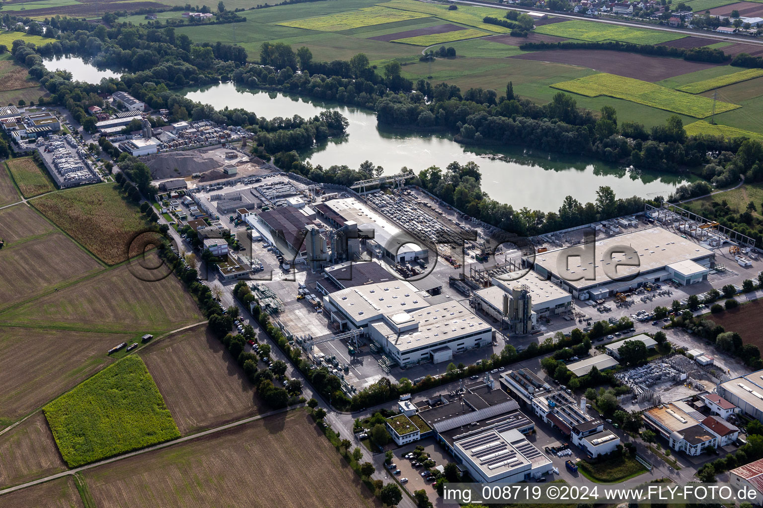 Vue aérienne de Zone industrielle et commerciale au bord du lac de carrière avec Wabra GmbH, Aicheler & Braun GmbH, Betonwerk, l'entreprise de construction Flammer, Händle Härterei GmbH, Beton Kemmler Gmb à Hirschau dans le département Bade-Wurtemberg, Allemagne