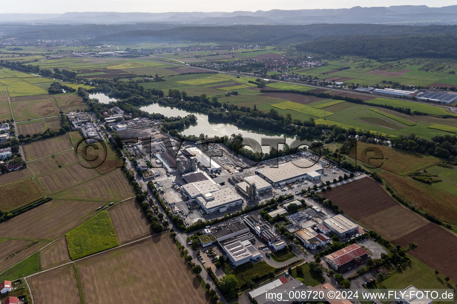 Vue aérienne de Zone industrielle et commerciale au bord du lac de carrière avec Wabra GmbH, Aicheler & Braun GmbH, Betonwerk, l'entreprise de construction Flammer, Händle Härterei GmbH, Beton Kemmler Gmb à Hirschau dans le département Bade-Wurtemberg, Allemagne