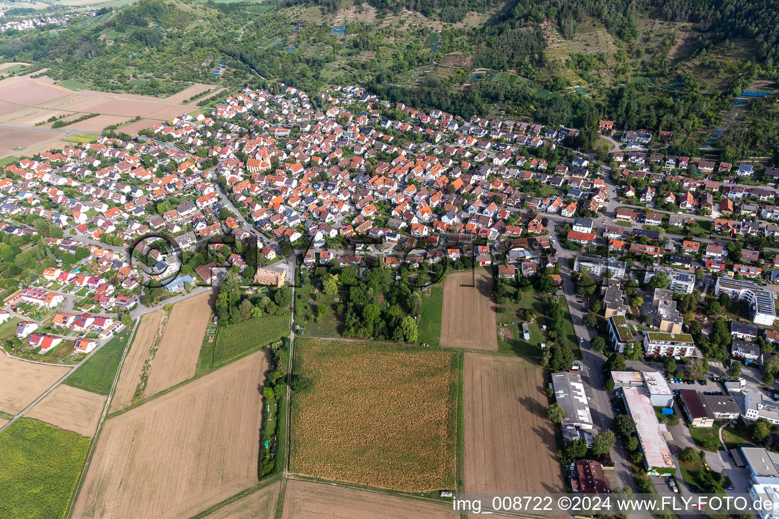 Vue aérienne de Vue de la commune en bordure des champs et zones agricoles en Hirschau à le quartier Hirschau in Tübingen dans le département Bade-Wurtemberg, Allemagne