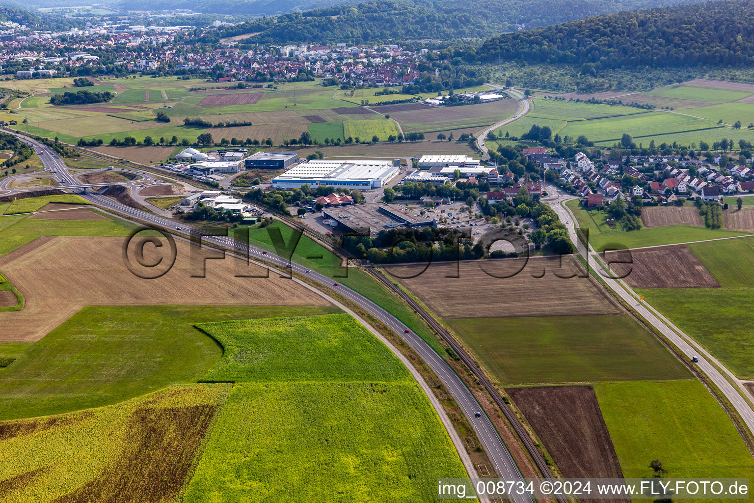 Vue aérienne de Zone commerciale sur la B28 à le quartier Weilheim in Tübingen dans le département Bade-Wurtemberg, Allemagne