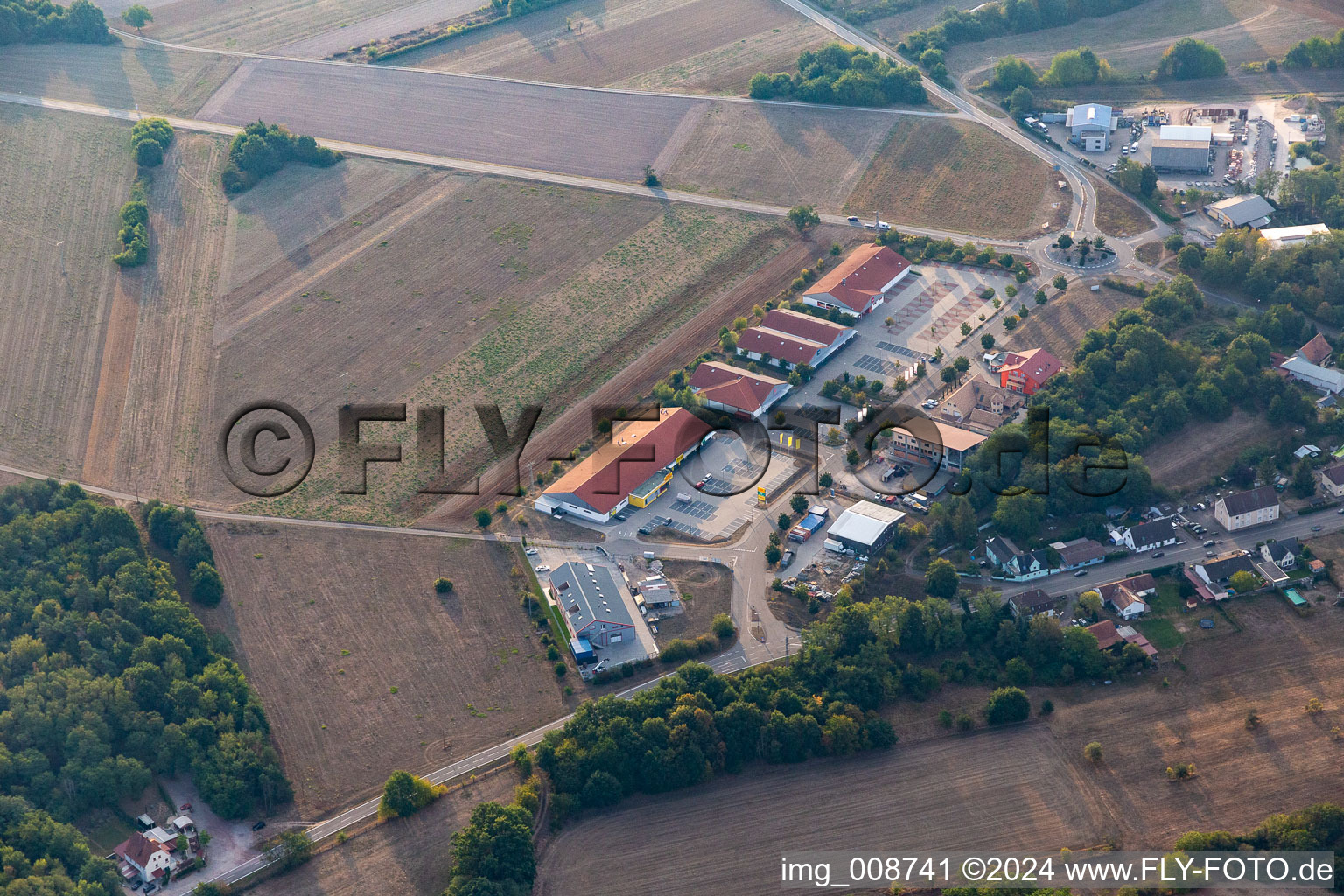 Vue aérienne de Centre commercial Mühläcker avec succursale Netto, TEDi, PENNY, DEICHMANN et Bau-Solar Südwest GmbH pour les clients français en Neulauterburg à le quartier Neulauterburg in Berg dans le département Rhénanie-Palatinat, Allemagne