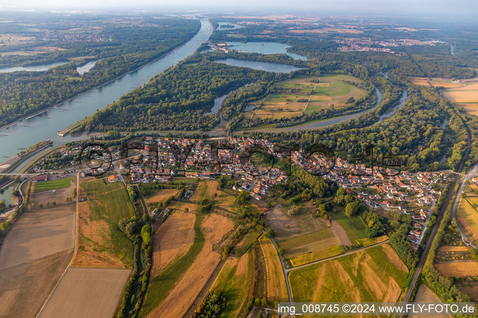 Vue aérienne de Delta du fleuve et embouchure de la Lauter dans le Rhin à Munchhausen dans le département Bas Rhin, France