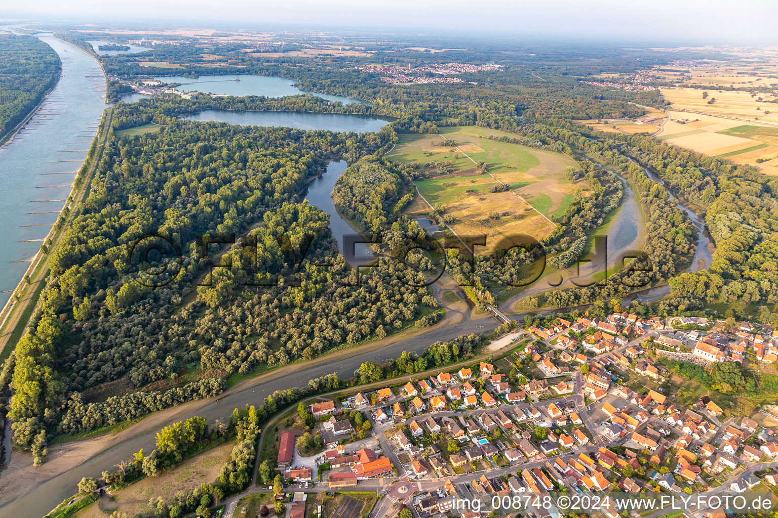 Vue aérienne de Réserve naturelle du delta de la Sûre à Munchhausen dans le département Bas Rhin, France