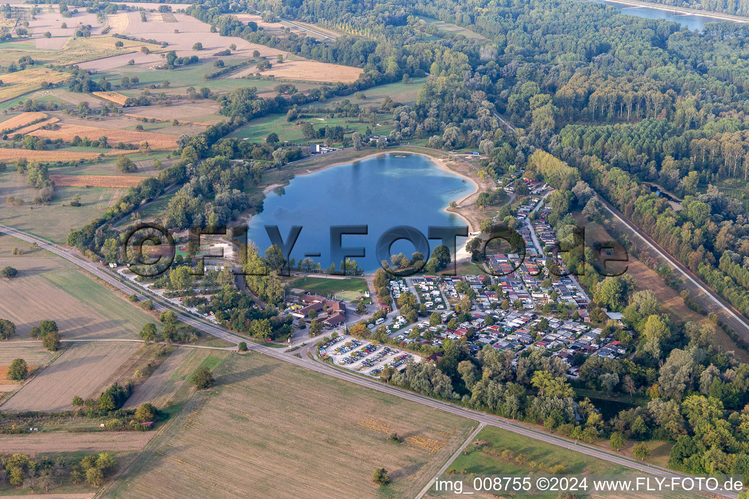 Vue aérienne de Caravanes et tentes - camping et emplacements pour tentes Rastatter-Freizeitparadies GmbH et Golfclub Altrhein eV en Plittersdorf à le quartier Plittersdorf in Rastatt dans le département Bade-Wurtemberg, Allemagne