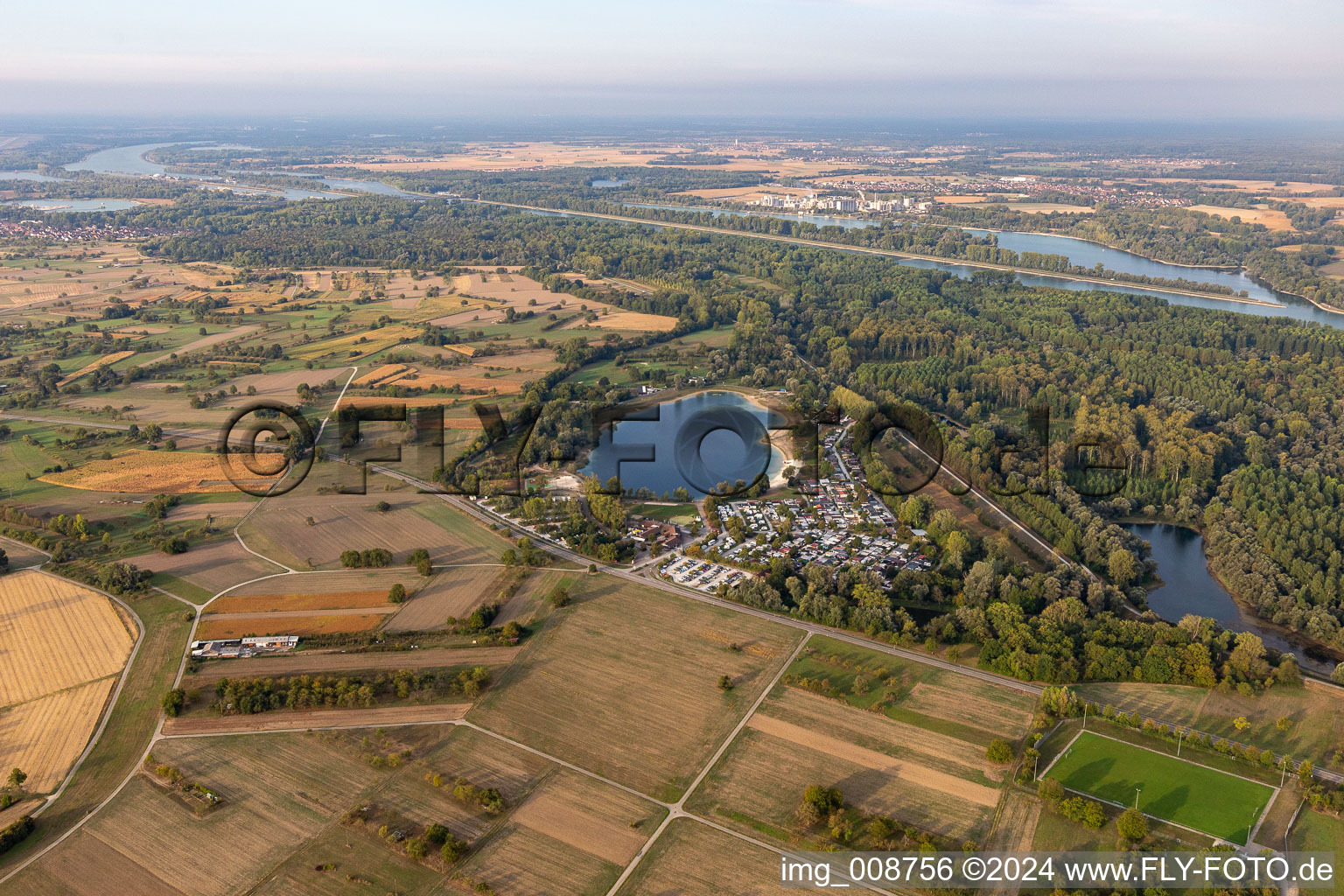 Vue aérienne de Caravanes et tentes - camping et emplacements pour tentes Rastatter-Freizeitparadies GmbH et Golfclub Altrhein eV en Plittersdorf à le quartier Plittersdorf in Rastatt dans le département Bade-Wurtemberg, Allemagne