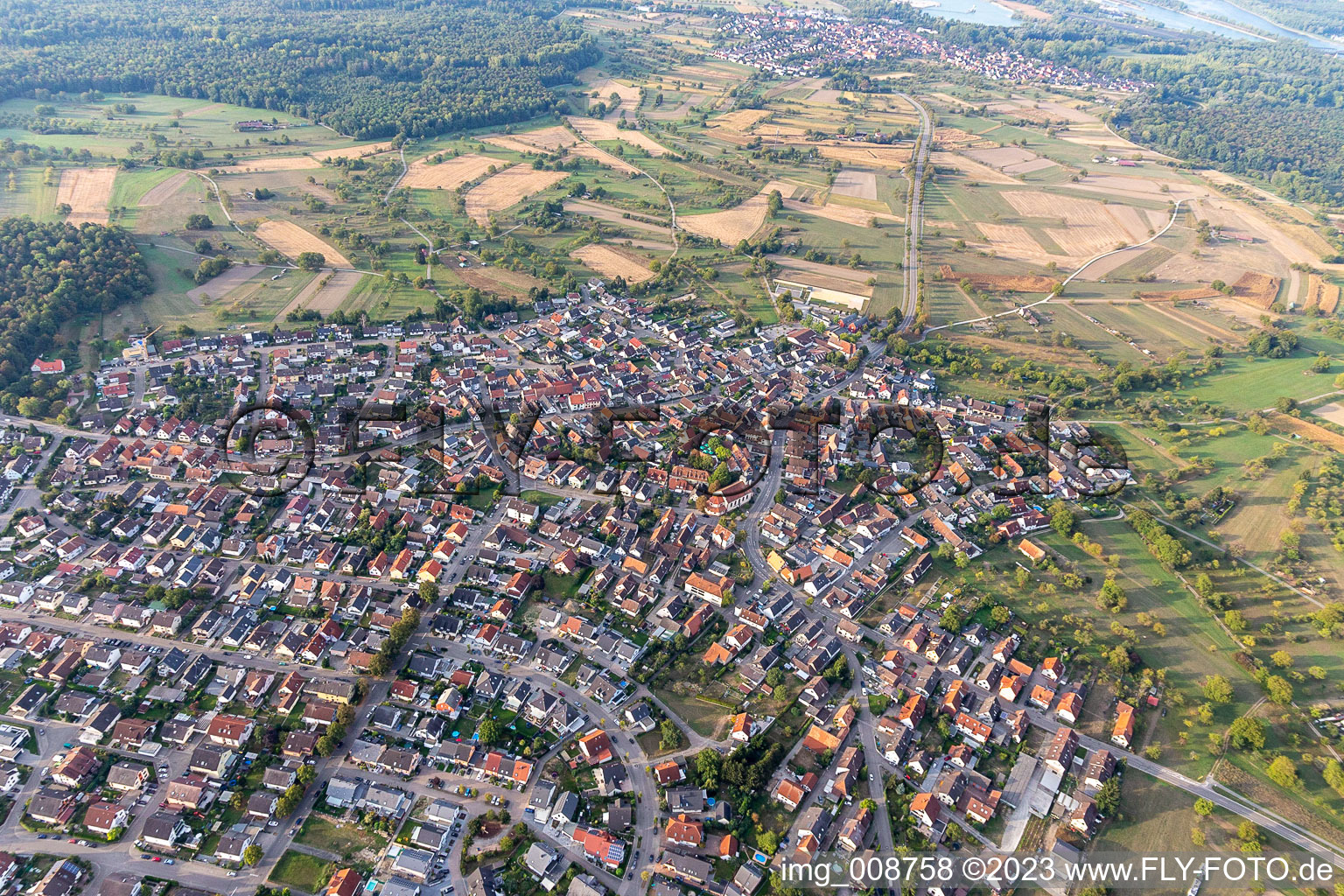 Vue aérienne de Du sud-est à le quartier Ottersdorf in Rastatt dans le département Bade-Wurtemberg, Allemagne