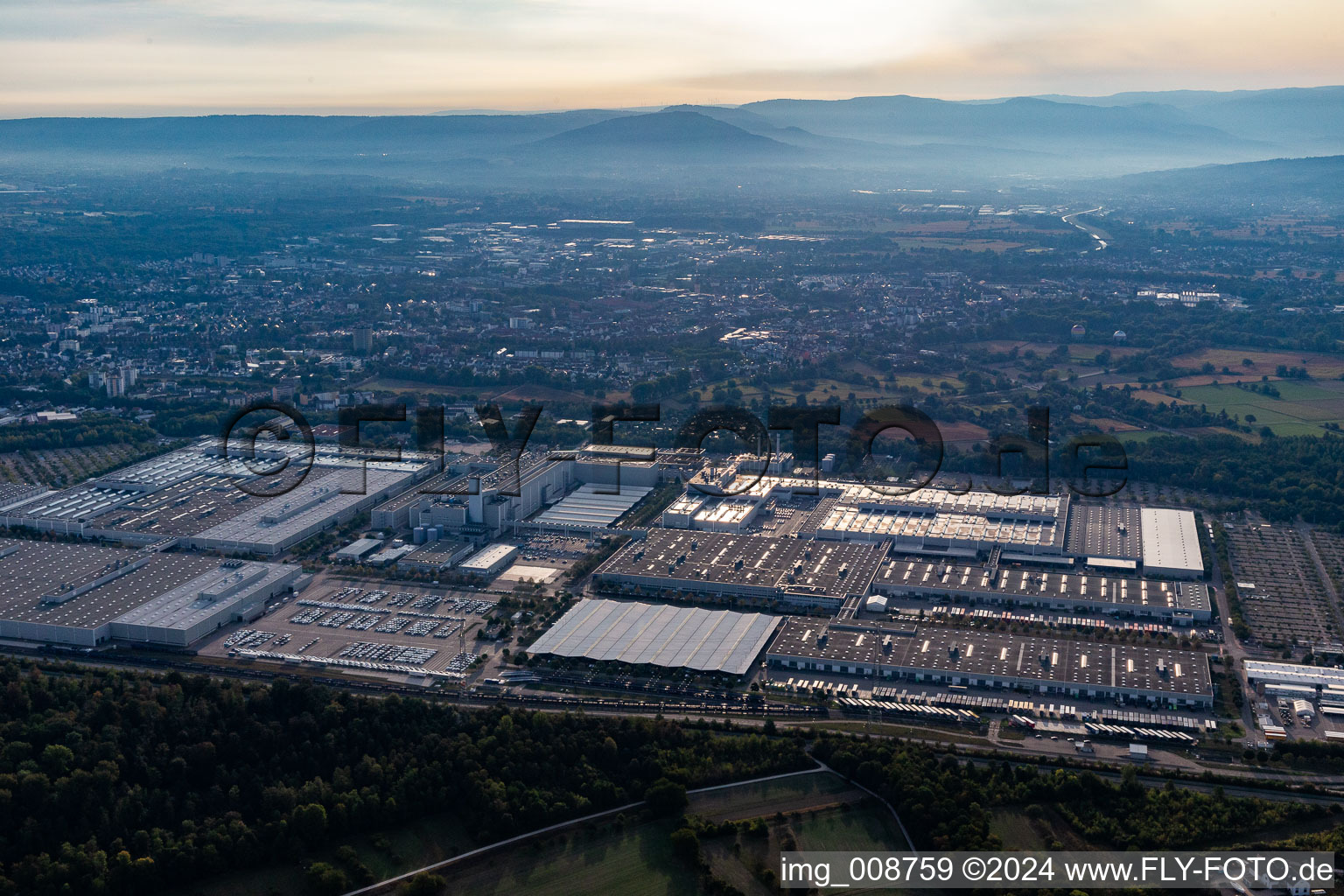 Vue aérienne de Locaux de l'usine Mercedes Benz Rastatt dans la lumière du matin à Rastatt dans le département Bade-Wurtemberg, Allemagne