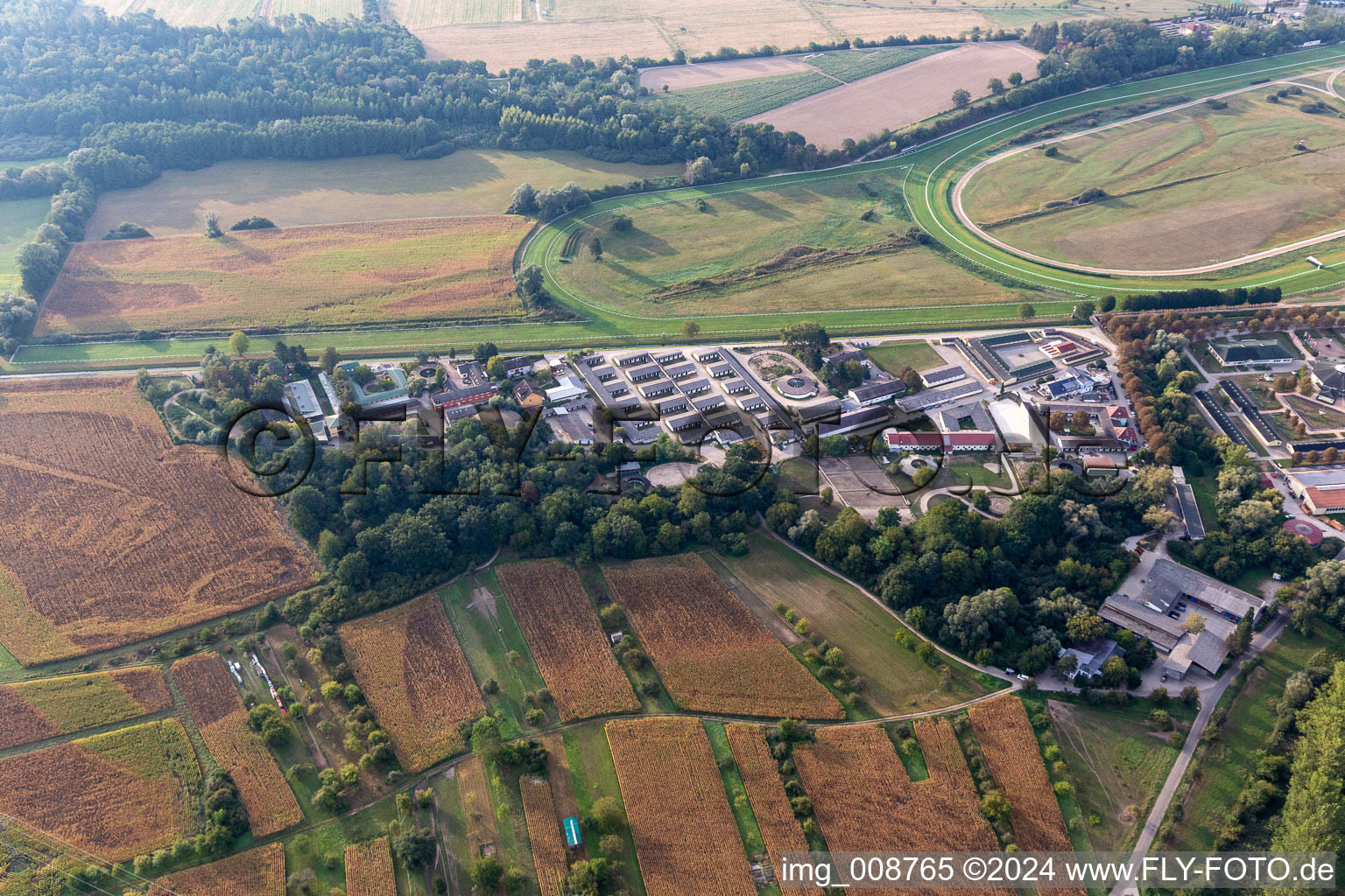 Vue aérienne de Club d'équitation et de course St. Georg Iffezheim eV à Iffezheim dans le département Bade-Wurtemberg, Allemagne