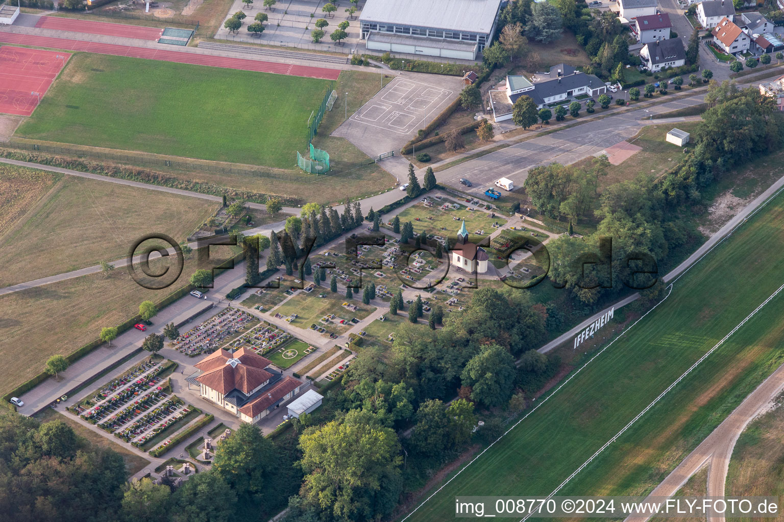 Vue aérienne de Cimetière à Iffezheim dans le département Bade-Wurtemberg, Allemagne