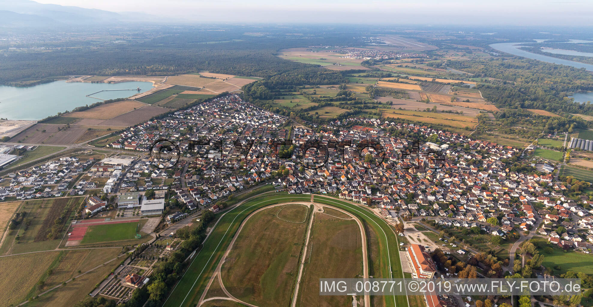 Vue aérienne de Piste de course à Iffezheim dans le département Bade-Wurtemberg, Allemagne