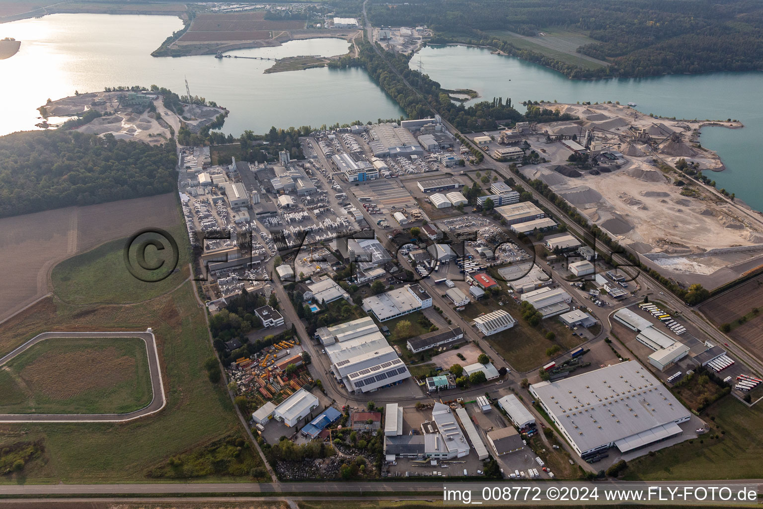 Vue aérienne de Zone industrielle Est de Kühlsee à Iffezheim dans le département Bade-Wurtemberg, Allemagne