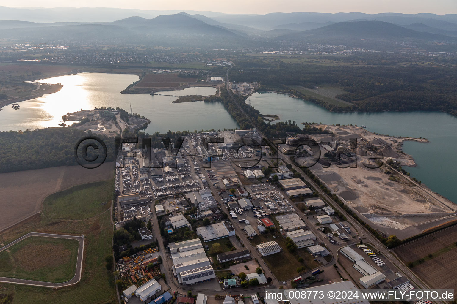 Vue aérienne de Zone industrielle et commerciale est du Kühlsee avec ELMAKO GmbH & Co. KG, Kronimus AG Betonsteinwerk, IKE Iffezheimer usine de gravier et de graviers fins Max Kern GmbH & Co. KG, BKG Transportbeton GmbH + Co. KG et SWA Südwest Asphalt GmbH & Co. KG à Iffezheim dans le département Bade-Wurtemberg, Allemagne