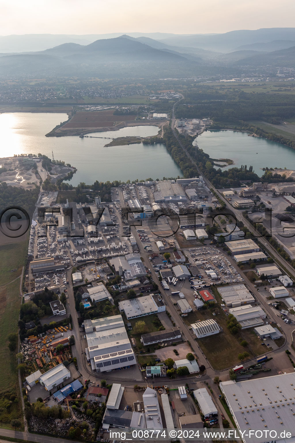 Vue aérienne de Zone industrielle et commerciale est du Kühlsee avec ELMAKO GmbH & Co. KG, Kronimus AG Betonsteinwerk, IKE Iffezheimer usine de gravier et de graviers fins Max Kern GmbH & Co. KG, BKG Transportbeton GmbH + Co. KG et SWA Südwest Asphalt GmbH & Co. KG à Iffezheim dans le département Bade-Wurtemberg, Allemagne